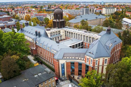 Drohnenaufnahme von oben auf den Beyer-Bau.