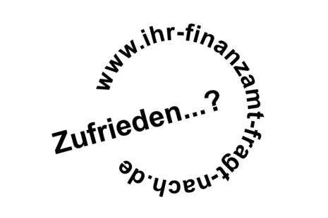 Das Bild zeigt ein Logo aus schwarzem, kreisförmig angeordneten Text auf transparentem Hintergrund. Der Text lautet: www.ihr-finanzamt-fragt-nach.de. Bei ca. 8 Uhr ist der Kreis durchbrochen und das einzelne Wort „Zufrieden“ verläuft zur Mitte des Kreises