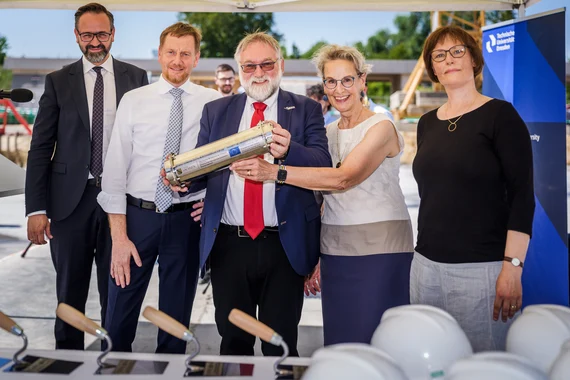 Gruppenbild mit Zeitkapsel in den Händen haltend