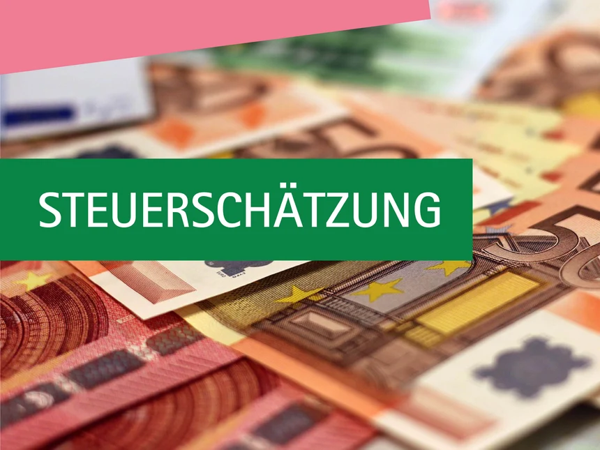 Das Wort Steuerschätzung vor Hintergrund aus Geldscheinen