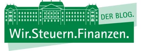 Grünes Banner mit stilisierter Gebäude-Silhouette und dem Schriftzug „Wir.Steuern.Finanzen. – Der Blog.