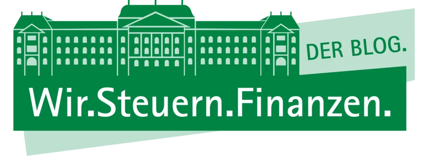 Grünes Banner mit stilisierter Gebäude-Silhouette und dem Schriftzug „Wir.Steuern.Finanzen. – Der Blog.