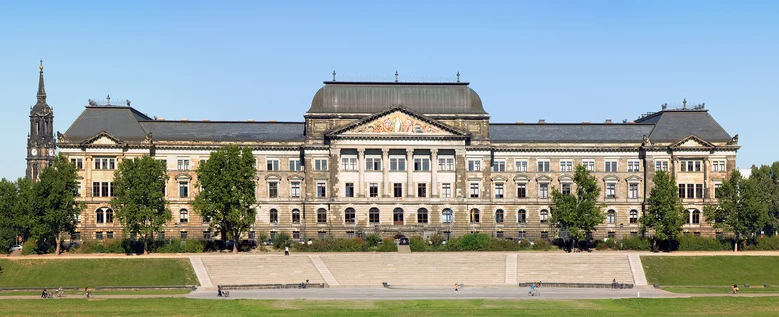 Finanzministerialgebäude aus elbseitiger Sicht mit Blick auf den Fliesengiebel